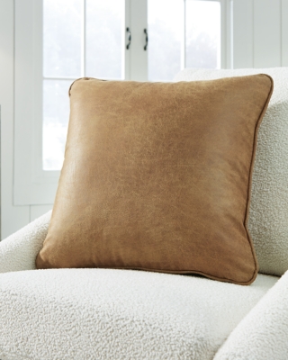 Cortnie Pillow, Caramel