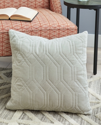 Doriana Pillow, Bone