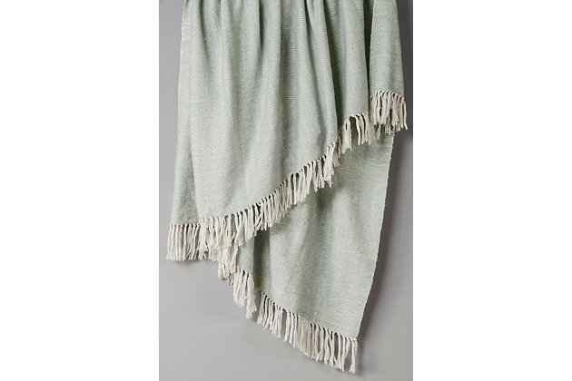 This is a gorgeous solid oversized throw at 50"x60". This is the perfect solution for year round comfort with style. There is no better way to stay warm than with this Rizzy Home collection throw.Machine washable | oversized throws are great to lounge with | Durable for lifestyle use | keeps body heat when in use