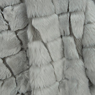 This gorgeous oversized 50"x60" throw is the perfect solution for year round comfort with style. Snuggling with this lavish faux fur is perfect for taking the chill out of the air. There is no better way to stay warm than with this Rizzy Home collection throw.Oversized throws are great to lounge with | Keeps body heat when in use | Durable for lifestyle use