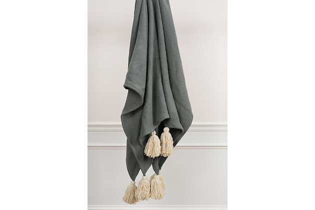 This is a gorgeous solid oversized throw at 50"x60". This is the perfect solution for year round comfort with style. There is no better way to stay warm than with this Rizzy Home collection throw.Four corner tassels | Machine washable | Durable for lifestyle use | Keeps body heat when in use