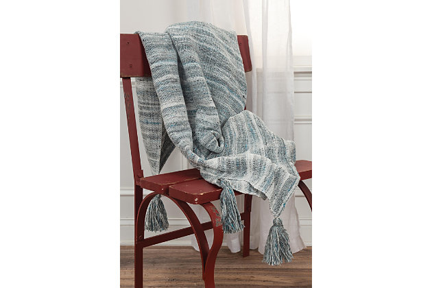 This is a gorgeous solid oversized outdoor throw at 50"x60". This is the perfect solution for year round comfort with style. There is no better way to stay warm than with this Rizzy Home collection throw.Durable for outdoor space | Four corner tassels | Coordinating back | Brings life to an outdoor space