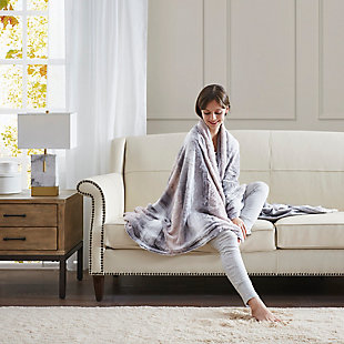 The Madison Park Zuri oversized throw features a luxuriously soft faux fur and reverses to a solid faux mink. This faux fur throw is the perfect modern update and adds a glamorous accent to your home.Imported | Oversized faux fur throw blanket | 60x70 inches | Luxuriously soft faux fur face & solid faux mink reverse | Machine washable