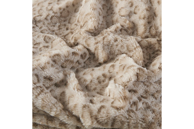 The Madison Park Zuri oversized throw features a luxuriously soft faux fur and reverses to a solid faux mink. This faux fur throw is the perfect modern update and adds a glamorous accent to your home.Imported | Oversized faux fur throw blanket | Super soft and cozy throw | Luxuriously soft faux fur face & solid faux mink reverse | Machine washable