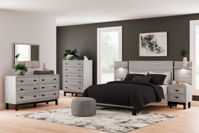 Vessalli Queen Panel Bed with Mirrored Dresser and Chest, Gray