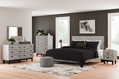 Vessalli King Panel Bed with Mirrored Dresser, Chest and 2 Nightstands, Gray