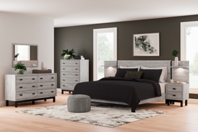 Vessalli King Panel Bed with Mirrored Dresser and Chest, Gray