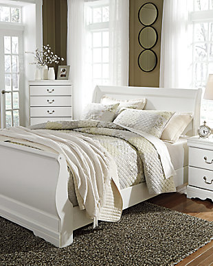 The Anarasia queen sleigh headboard’s crisp cottage white gives traditional Louis Philippe profiling a delightful style awakening. The look is timeless. The feel? Right at home.Headboard only | Made of engineered wood (MDF/particleboard) | Louis Philippe styling | Hardware not included | ¼" bolts are needed to attach headboard to existing bed frame | Mattress and foundation/box spring available, sold separately | Assembly required