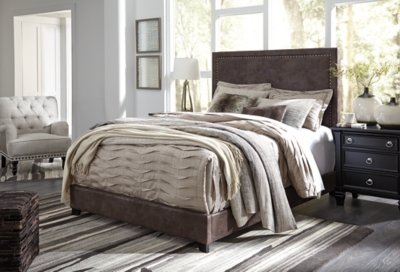 Cama tapizada Dolante Beige en tamaño queen Ashley Furniture