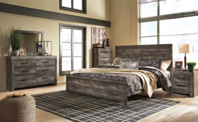 Wynnlow King Panel Bed with Mirrored Dresser and Chest, , rollover