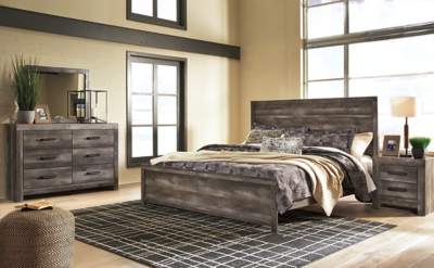 Wynnlow King Panel Bed with Mirrored Dresser, Gray, rollover