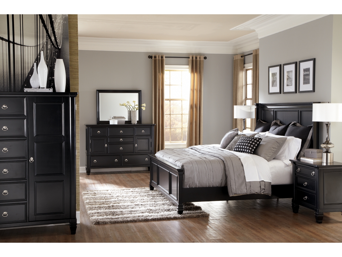 Greensburg Queen Panel Bed | Ashley