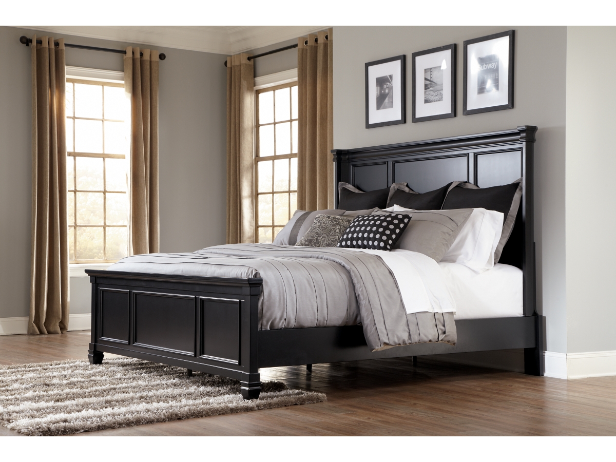 Greensburg Queen Panel Bed | Ashley