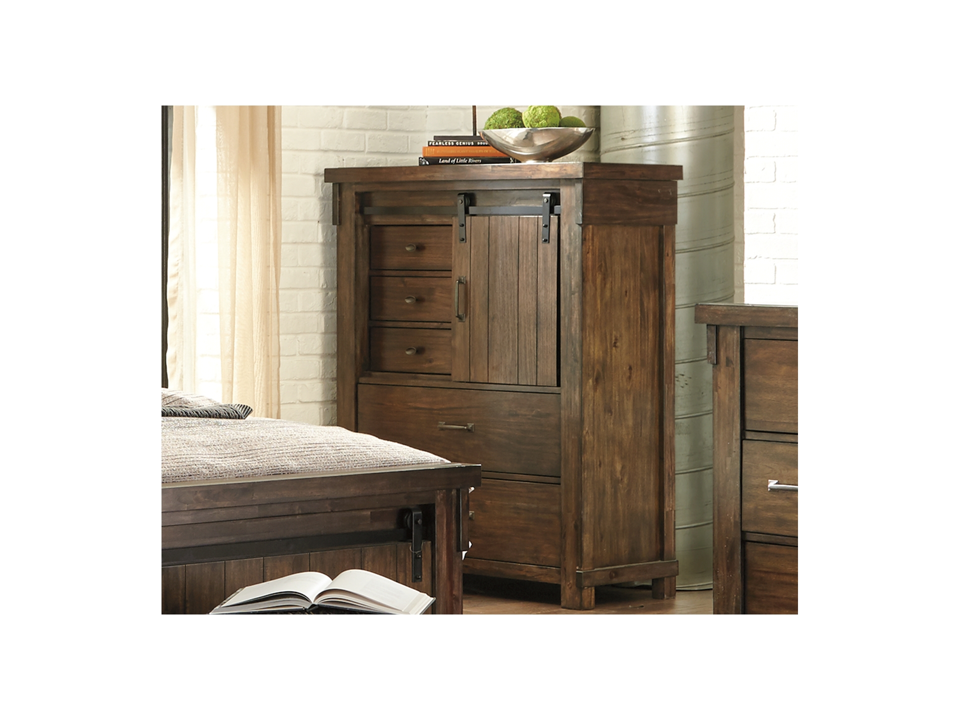 Image 4 of Lakeleigh Queen Panel Bed group