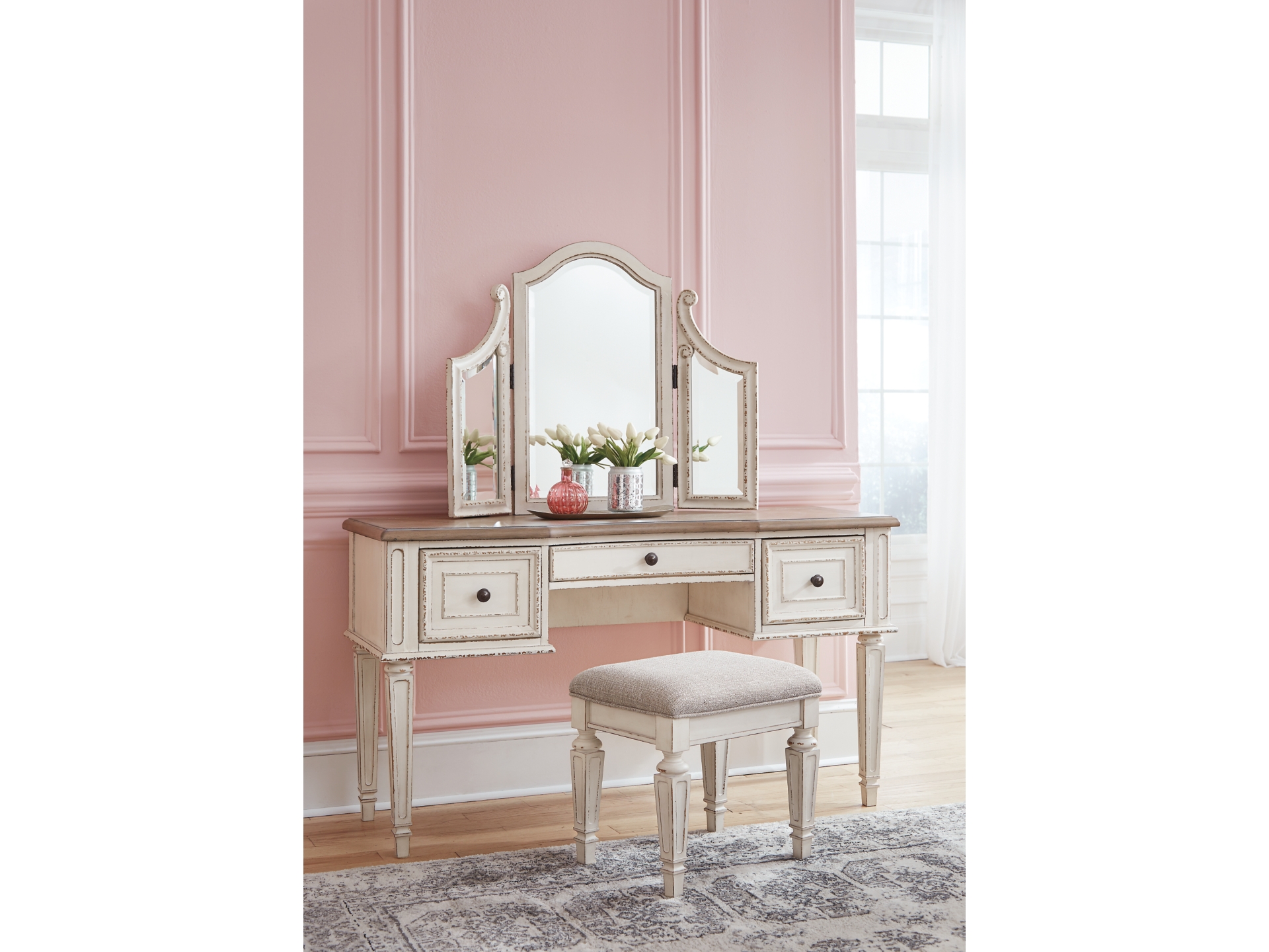 Image 4 of Realyn Upholstered Bedroom group