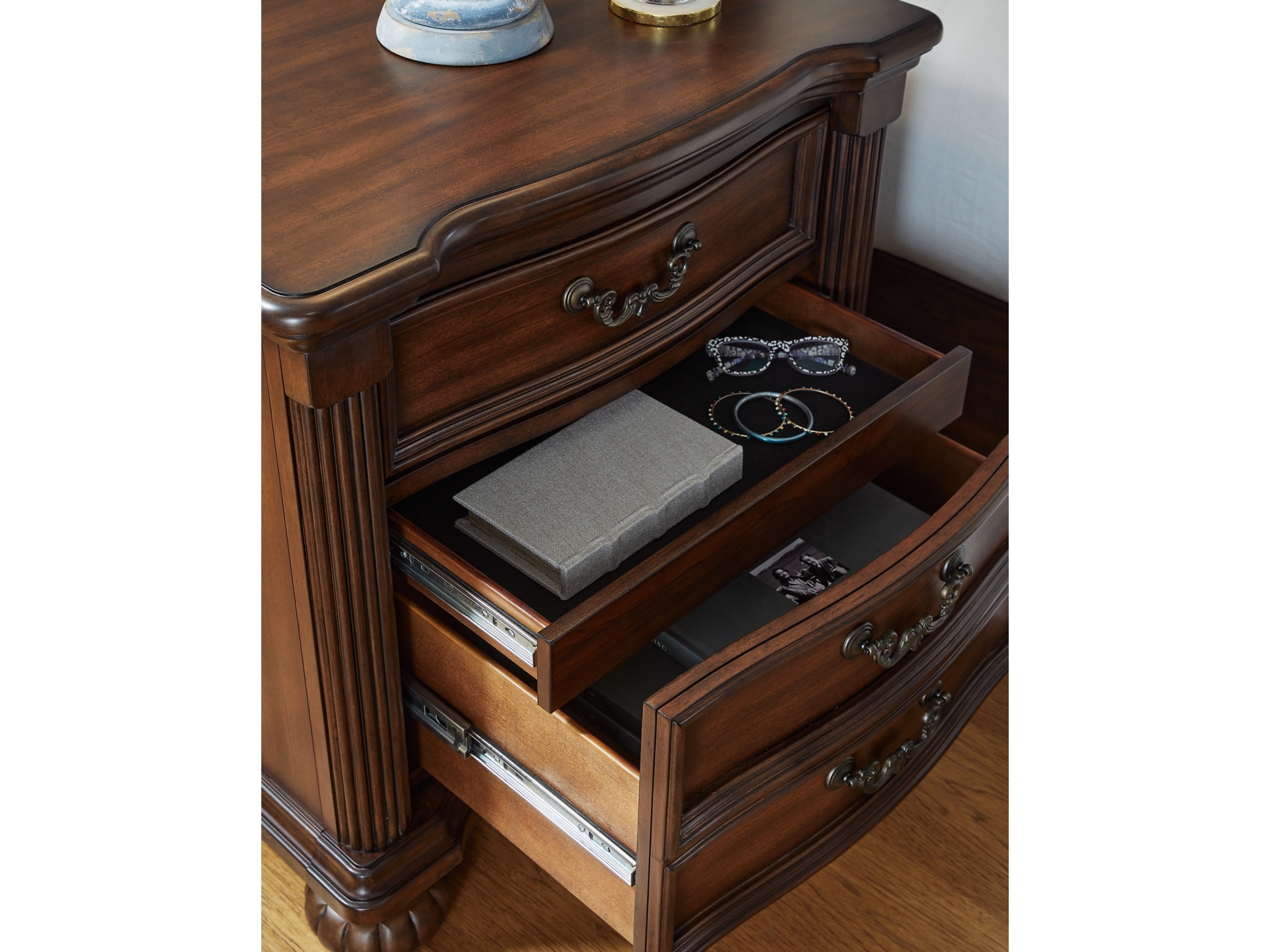 Image 5 of Lavinton bedroom collection 