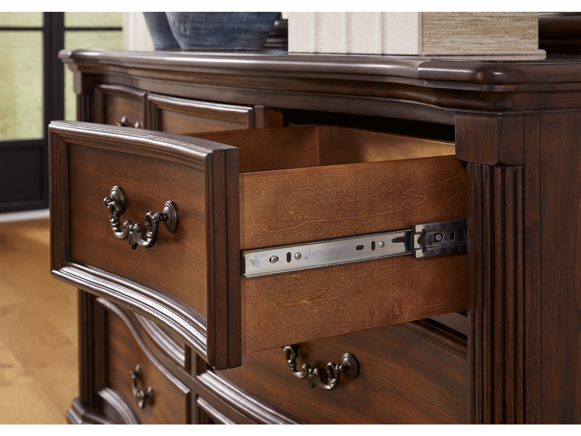 Image 3 of Lavinton bedroom collection 