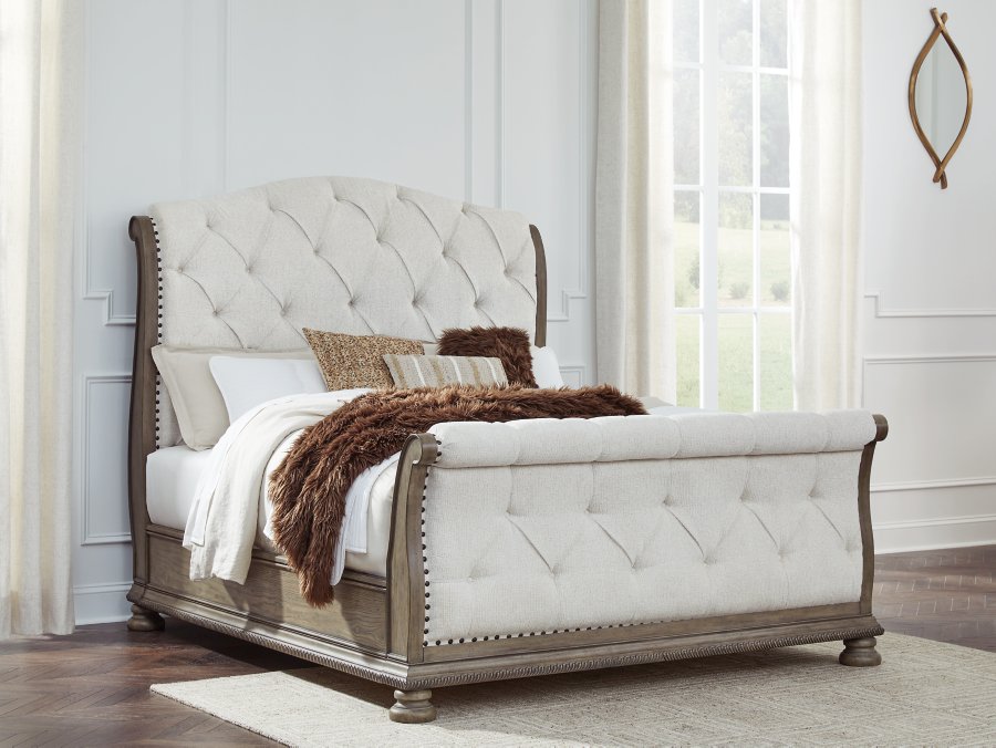 Cama trineo tapizada Queen, cómoda y espejo Ardenfield - image 8
