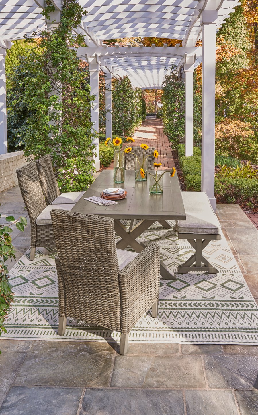 Mesa de comedor de exterior Beachcroft con 4 sillas y banco - image 12