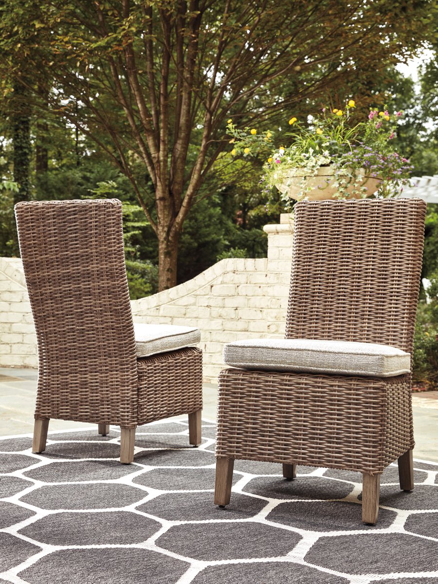 Mesa de comedor de exterior Beachcroft con 2 sillas y 2 bancos - image 4