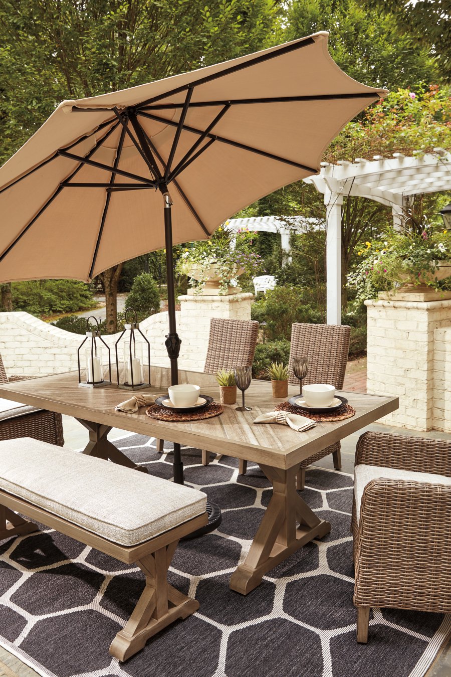 Mesa de comedor de exterior Beachcroft con 2 sillas y 2 bancos - image 3
