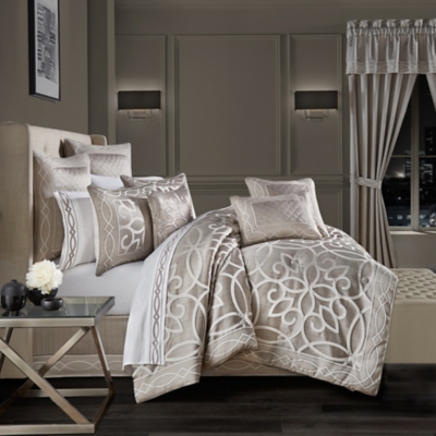 J. Queen New York Vera Silver Bedding Collection