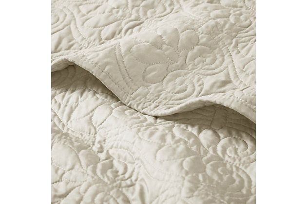 The Quebec throw's classic stitch pattern pairs easily with your existing decor and adds a new decorative element to any room. The oversized quilted throw has 100% cotton fill and is soft to the touch.Made of polyfiber | 100% cotton fill | Quilted | Oversized | Machine washable | Imported