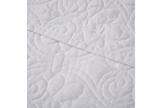 The Quebec throw's classic stitch pattern pairs easily with your existing decor and adds a new decorative element to any room. The oversized quilted throw has 100% cotton fill and is soft to the touch.Made of polyfiber | 100% cotton fill | Quilted | Oversized | Machine washable | Imported