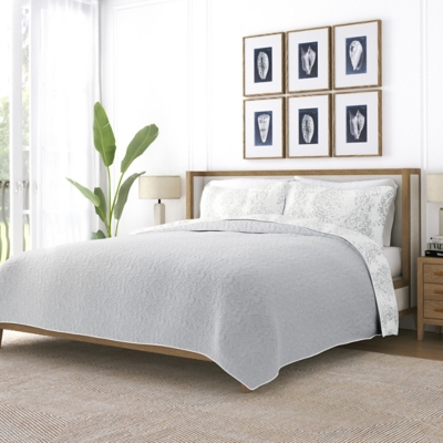 Ienjoy Home All Season 3 Piece King/California King Distressed Damask Reversible Quilt Set with Shams, Light Gray, rollover