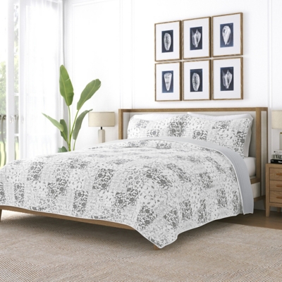 Ienjoy Home All Season 3 Piece King/California King Scrolled Patchwork Reversible Quilt Set with Shams, Light Gray, large