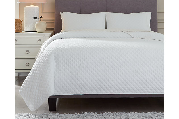 Relax and recharge with the Ryter coverlet set. It’s quilted diamond design in white stonewash is a look that complements just about any decor style. Touting casual-cool flair and a soft feel, jumping into bed is sure to be your favorite part of each night.Includes twin coverlet and 1 sham | Made of microfiber polyester with polyester fiber fill | Machine washable | Due to the finishing process of this product, some variations may occur | Imported