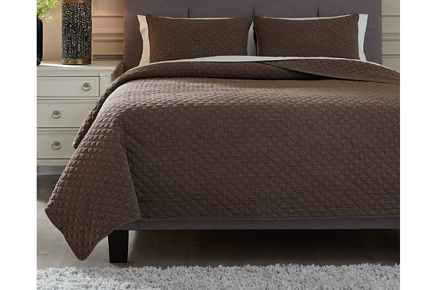 Reminiscent of the classic wedding ring quilt pattern, the Ryter coverlet set conveys a sweet sense of vintage style in a thoroughly modern way. The quilted diamond design repeats across the breadth of the delightfully neutral color.Made of polyester microfiber with polyester filling | Set includes 1 coverlet and 2 pillow shams | Brown stonewash quilted diamond design | Machine washable | Imported