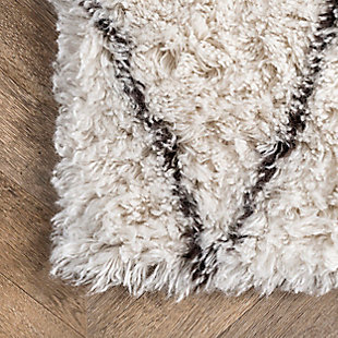 At nuLoom, we believe that floor coverings and art should not be mutually exclusive. Founded with a desire to break the rules of what is expected from an area rug, nuLoom was created to fill the void between brilliant design and affordability.100% wool | Hand tufted | Easy to clean and maintain | Unique hand crafted piece | Imported