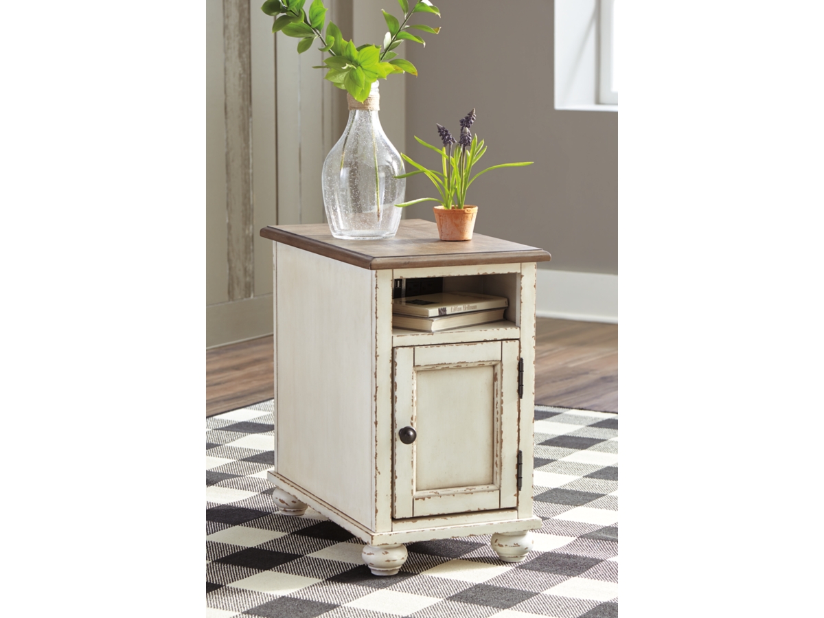 Realyn Chairside End Table with USB Charging